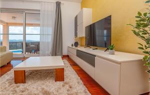 4 Bedroom Stunning Home In Brodarica 