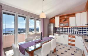 Six-Bedroom Holiday Home In Podstrana