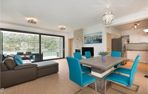 Five-Bedroom Holiday Home In Zaton