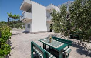 Three-Bedroom Apartment In Makarska