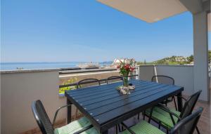 Three-Bedroom Apartment In Makarska