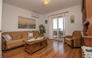 Three-Bedroom Apartment In Makarska