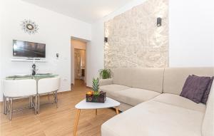 3 Bedroom Lovely Apartment In Vrpolje 
