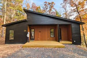 Cozy 2-bedroom cabin in welcoming Shenandoah, Basye with WiFi, AC, EV - Mount Jackson