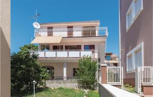 3 Bedroom Cozy Apartment In Brodarica