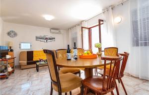 3 Bedroom Cozy Apartment In Brodarica