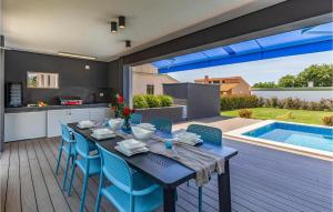 Cozy Home In Valbandon With Wifi 