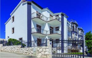 2 Bedroom Beautiful Apartment In Okrug Gornji 