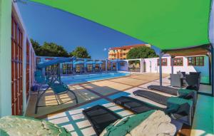 2 Bedroom Beautiful Apartment In Okrug Gornji 