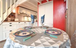 Maisons de vacances Beautiful Home In Montmartin-Sur-Mer : photos des chambres