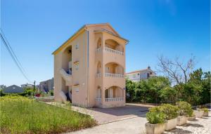 2 Bedroom Nice Apartment In Rab 