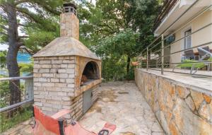 Lovely Apartment In Donji Karin With Wifi 