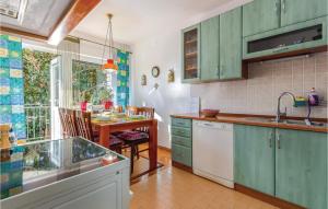 3 Bedroom Cozy Apartment In Kostrena 