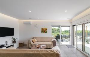 Nice Home In Krnica With Jacuzzi