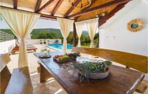 Three-Bedroom Holiday Home In Brstanovo