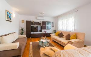 Three-Bedroom Holiday Home In Brstanovo