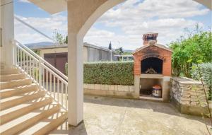 Nice Apartment In Racisce With Wifi