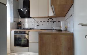 Awesome Apartment In Unije With Wifi