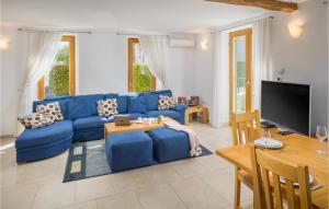 4 Bedroom Gorgeous Home In Baredine 