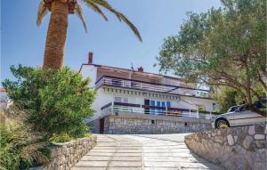 Lovely Apartment In Banjol With Wifi