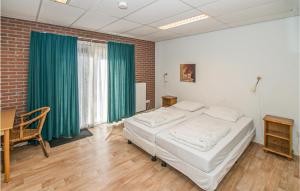 Beautiful Home In Den Ham With Kitchen