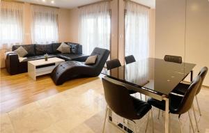 9 Bedroom Awesome Home In Starigrad