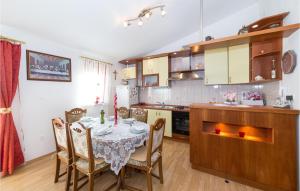 Cozy Home In Kastel Luksic