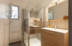 Maisons de vacances Beautiful Home In Signes : photos des chambres