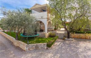 3 Bedroom Awesome Apartment In Malinska - 4hvězdičkové hotely ve městě Malinska