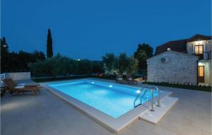 Three-Bedroom Holiday Home In Loviste