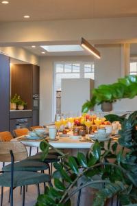 Unieke villa Catherine met frontaal zeezicht, parking sauna en strandcabine