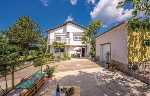 2 Bedroom Cozy Apartment In Smrika