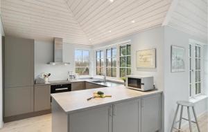 2 Bedroom Nice Home In Hornbæk