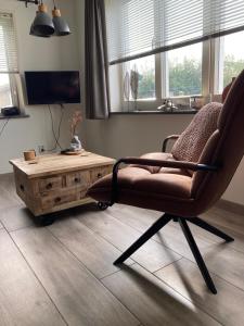 Bungalow op bedrijf met melkkoeien