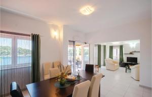 3 Bedroom Stunning Apartment In Prizba 