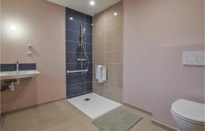 Maisons de vacances Gorgeous Home In Fierville-Les-Mines : photos des chambres