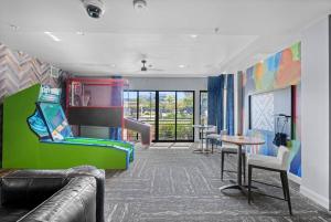 King Bed, Pool, Hot Tub, Arcade Room, Gym, Parking