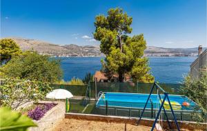 Stunning Home In Okrug Donji With Kitchenette 