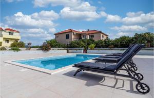 Nice Home In Sreser With Jacuzzi