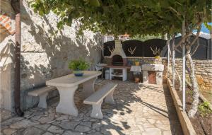 Cozy Home In Porec With Jacuzzi 