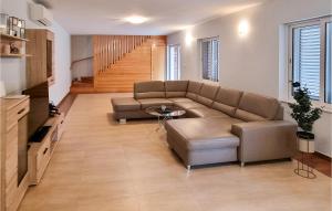 Amazing Home In Skabrnja With Sauna