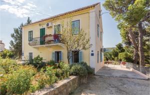 Awesome Apartment In Makarska With Kitchen 