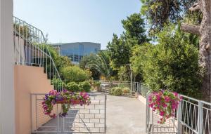 Awesome Apartment In Makarska With Kitchen 