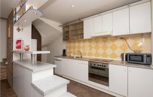Cozy Home In Donji Vinjani With Wifi 