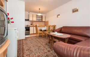 3 Bedroom Nice Apartment In Peroj 