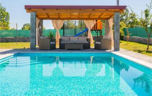 Three-Bedroom Holiday Home In Vinjani Gornji