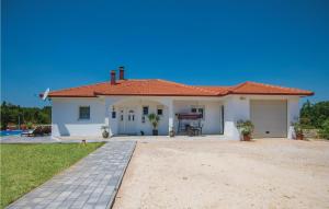 Three-Bedroom Holiday Home In Vinjani Gornji