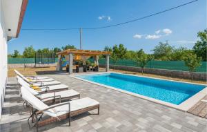 Three-Bedroom Holiday Home In Vinjani Gornji