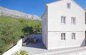 Three-Bedroom Holiday Home In Drvenik