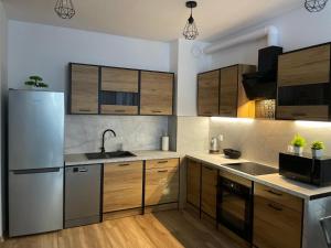 Kotlina Kłodzka - Rodzinny przestrzenny apartament dla 6 osób , 3 pokoje , 63 m , balkon , podziemny garaż FREE, z ładowarką dla elektryków